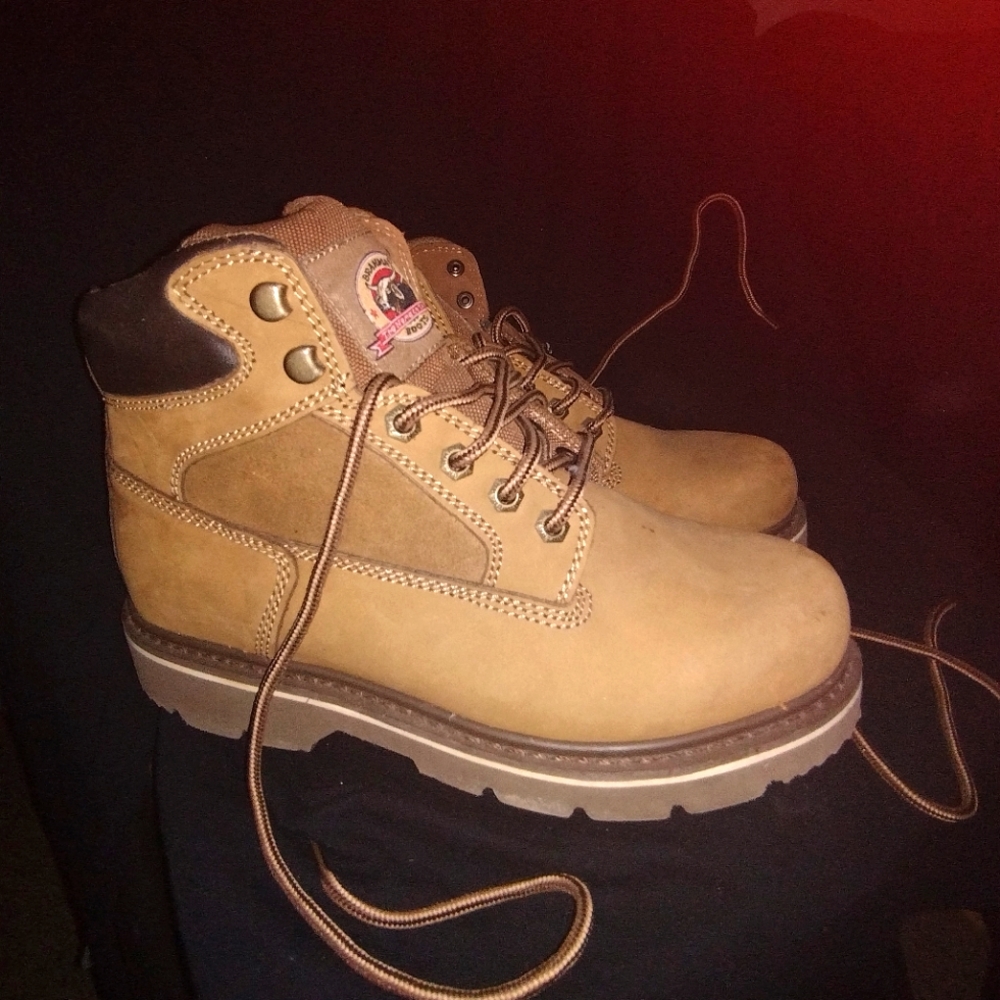 Size 7 1/2  men's Brahma steel toe work boots